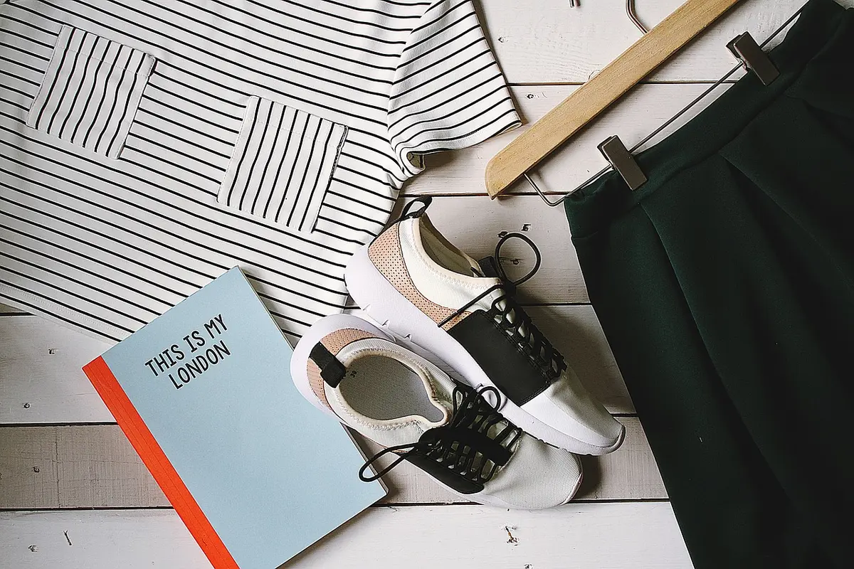 Vêtements à carreaux variés posés sur une chaise et une table