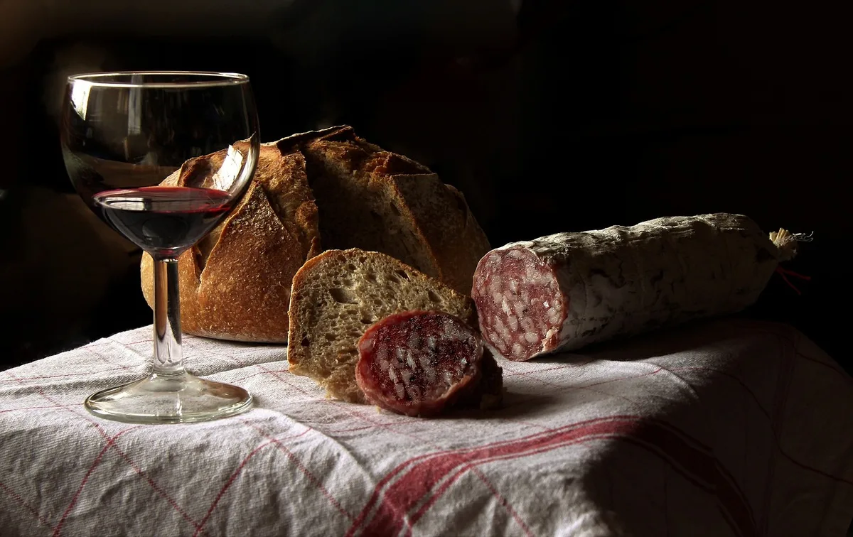 Miche rustique sur une table familiale en journée