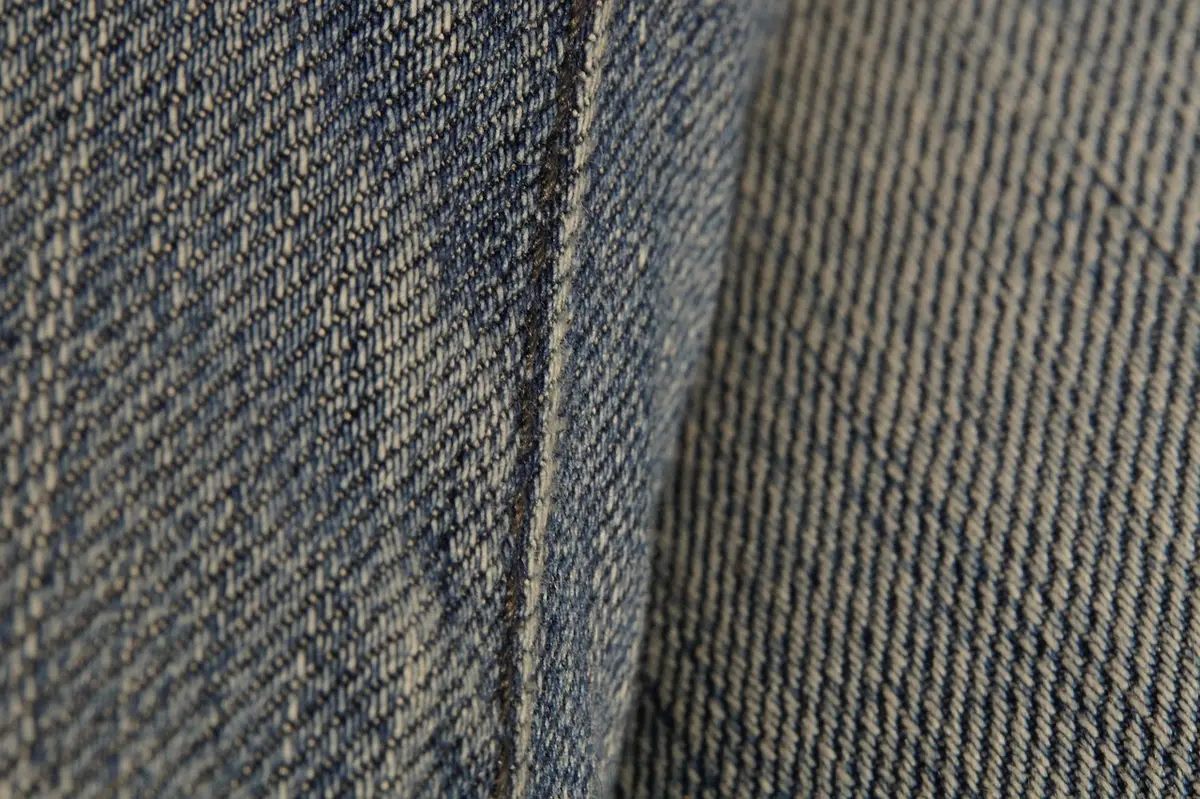 Gros plan sur coutures et texture d'un tissu pour vérifier la finition